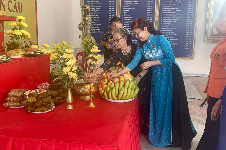 Overseas Vietnamese offer incense in memory of the Hung Kings.