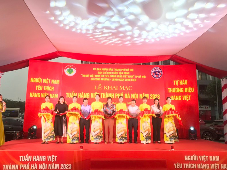 Delegates cut the ribbon to open the Vietnamese Goods Week programme.