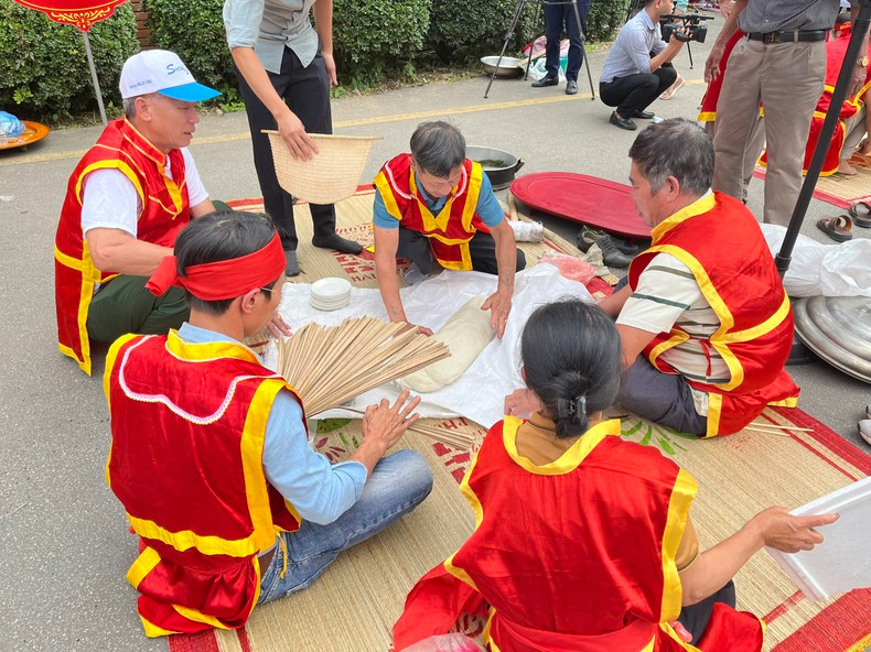 Each team had to make ten Giay cakes from 5kg sticky rice, within a maximum of 45 minutes.