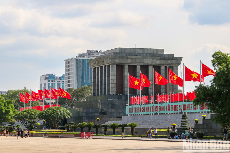 The scene in front of the Ho Chi Minh Mausoleum.