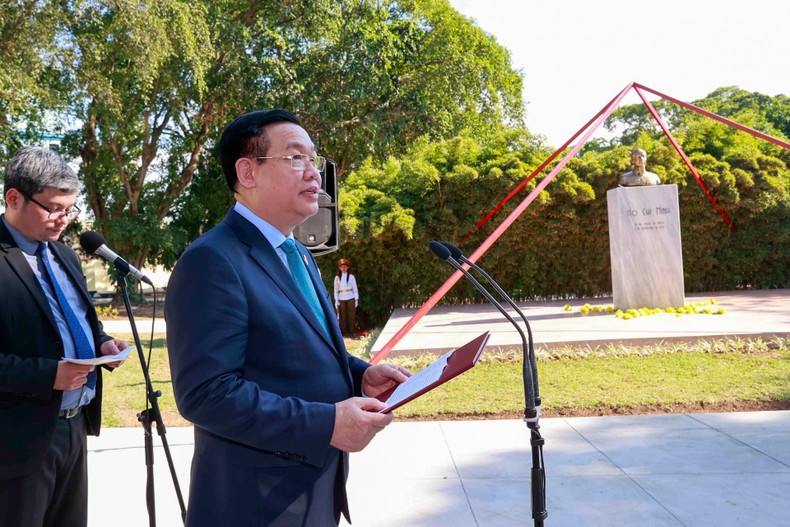 NA Chairman Vuong Dinh Hue delivers a speech in front of the monument to President Ho Chi Minh at the park renaming ceremony, on the afternoon of April 20 (Cuban time). (Photo: VNA) NA Chairman Vuong Dinh Hue delivers a speech in front of the monument to President Ho Chi Minh at the park renaming ceremony, on the afternoon of April 20 (Cuban time). (Photo: VNA)