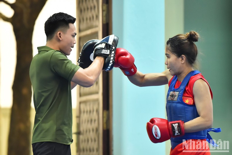 Cambodian expert Chhun Sok directly supports team members. Cambodian expert Chhun Sok directly supports team members.