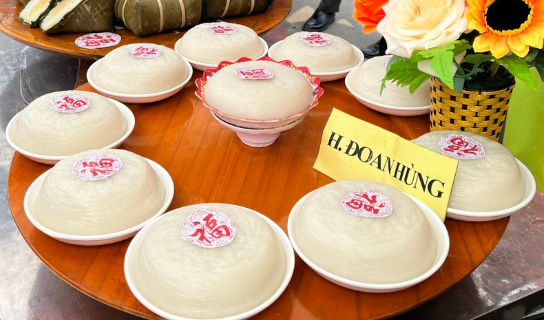 After completion, the Giay cake must meet the criteria of plasticity, smooth white, round cake, and displayed on the tray decored the word 'Fu' (fortune) on red paper.