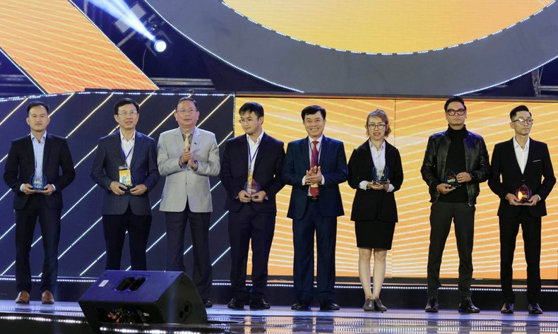 The organising board presented commemorative logos to the companion units.