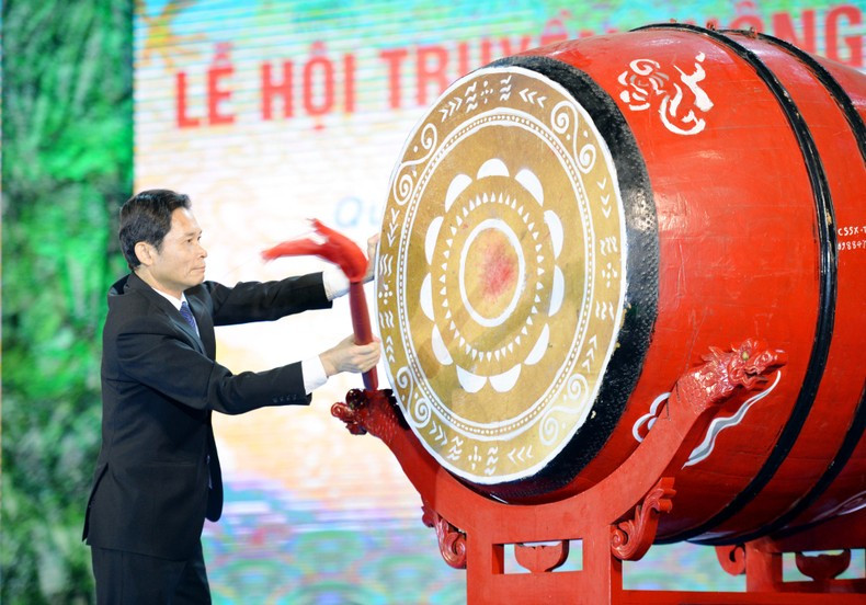 Leader of Quang Yen town rings the drum to open the Bach Dang traditional festival 2023.