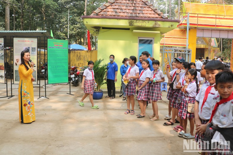 Primary school students in Ward 8, Tra Vinh City, listen to an introduction about Con Dao, Ba Ria-Vung Tau Province, a cultural and tourism destination.