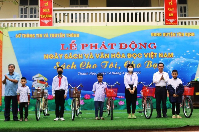 Leaders of Yen Dinh District and sponsors present bicycles to poor students. Leaders of Yen Dinh District and sponsors present bicycles to poor students.