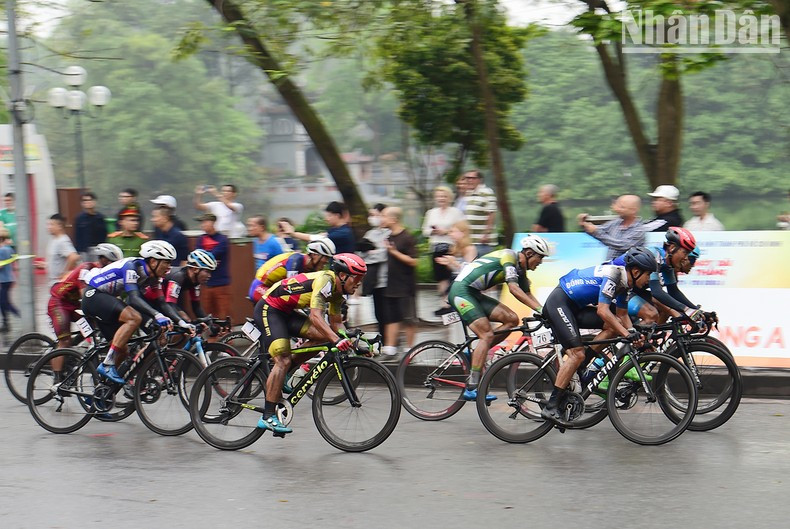 Approaching the final laps, the athletes apply speeding tactics.