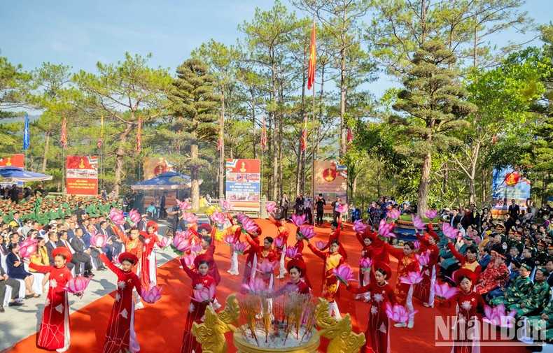 A large number of people and tourists attend the ceremony.