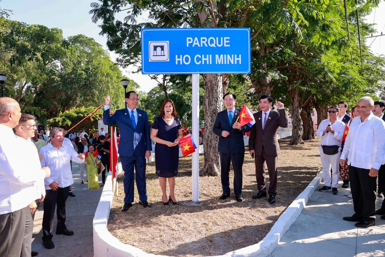 NA Chairman Vuong Dinh Hue and officials beside the nameplate of Ho Chi Minh Park in Havana. (Photo: VNA) NA Chairman Vuong Dinh Hue and officials beside the nameplate of Ho Chi Minh Park in Havana. (Photo: VNA)