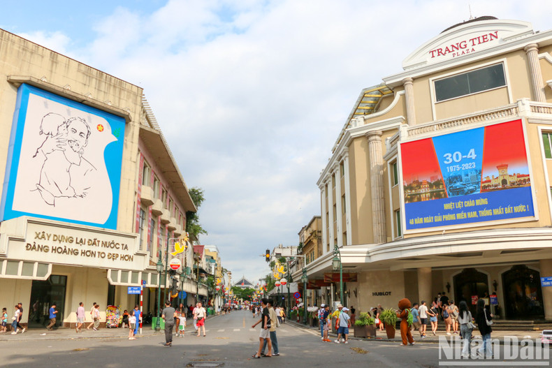 The large-sized electronic board celebrating the 48th anniversary of the Liberation of the South and National Reunification Day is located at Trang Tien Plaza.