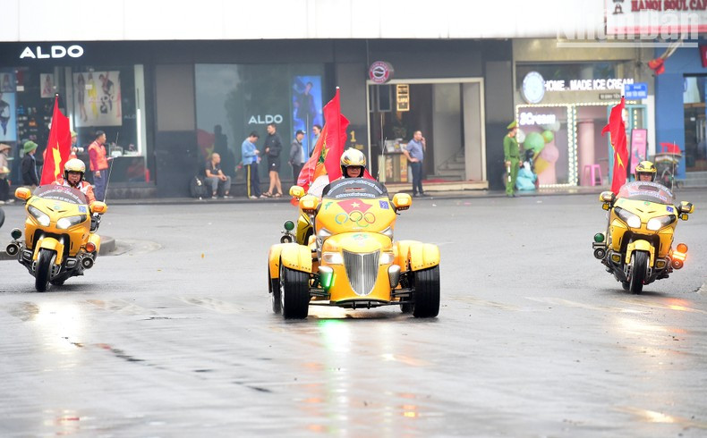 On April 3, athletes continue to compete in the Hanoi-Thanh Hoa lap with a total length of 114km with the support of members of the Motor Club.