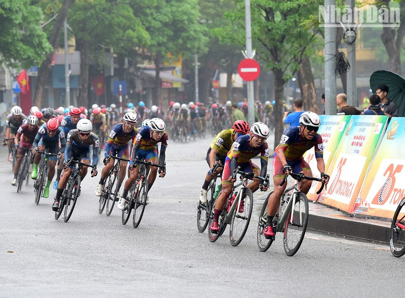 Athletes compete in the first stage of 35th Ho Chi Minh City Television (HTV) Cup Cycling Tournament.