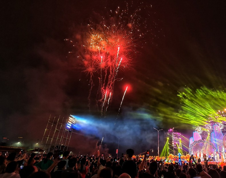 A fireworks performance. A fireworks performance.