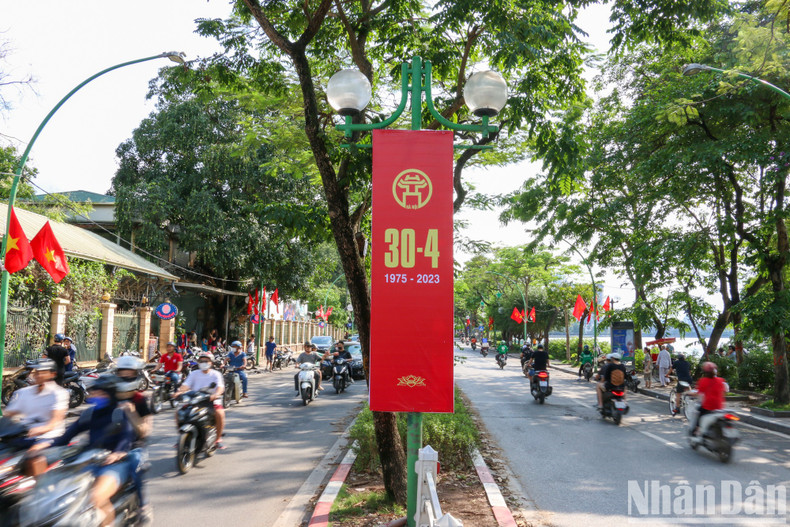 Thanh Nien Street is full of flowers and flags to mark the occasion of the 48th anniversary of the Liberation of the South and National Reunification Day.