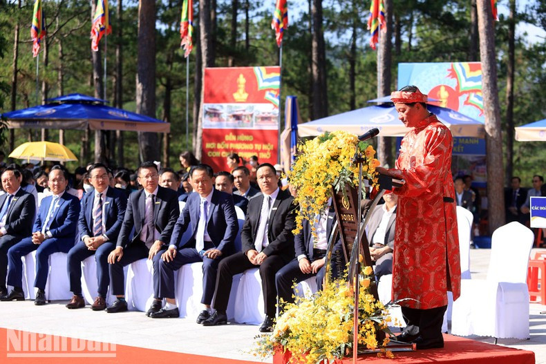 The Secretary of the Lam Dong Provincial Party Committee read the eulogy to commemorate the merits of building and defending the country of the Hung Kings.