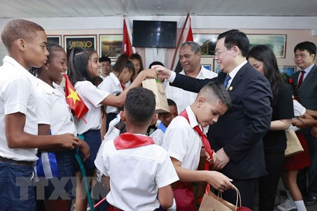 NA Chairman Vuong Dinh Hue presents gifts to Vietnam-Cuba friendship school (Photo: VNA) NA Chairman Vuong Dinh Hue presents gifts to Vietnam-Cuba friendship school (Photo: VNA)