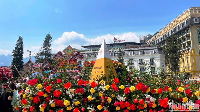 The roses around the symbol of Fansipan Peak are a favourite check-in point for tourists. (Photo: Quoc Hong)