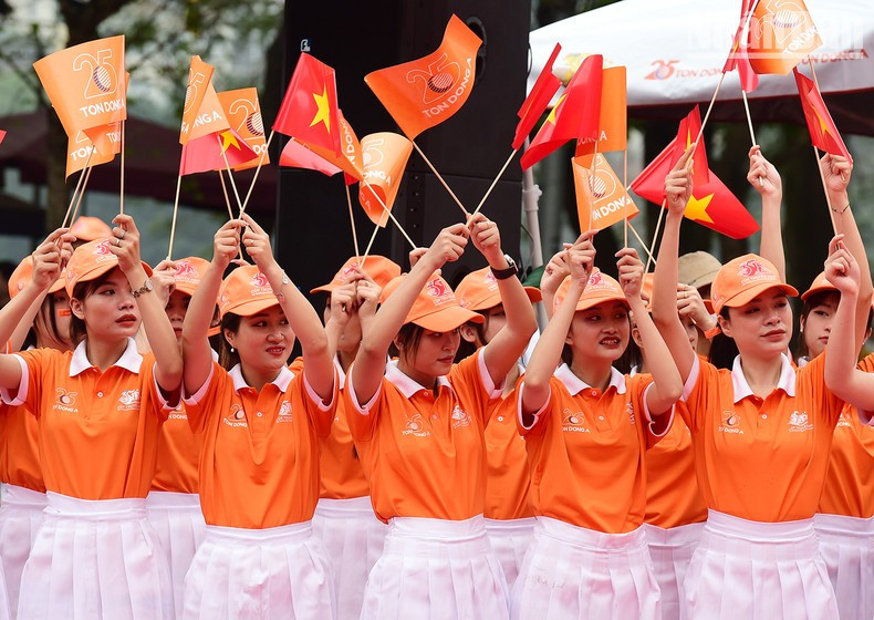 Cheerleaders enthusiastically cheer for the athletes participating in the race.