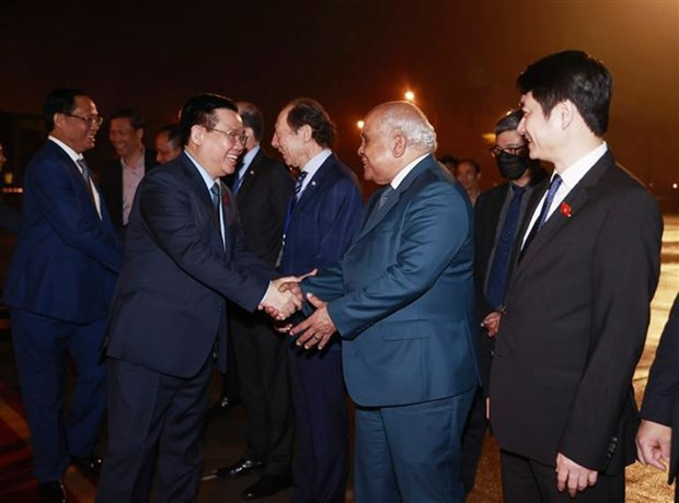 NA Chairman Vuong Dinh Hue (second from left) leaves Hanoi for Havana. (Photo: VNA)