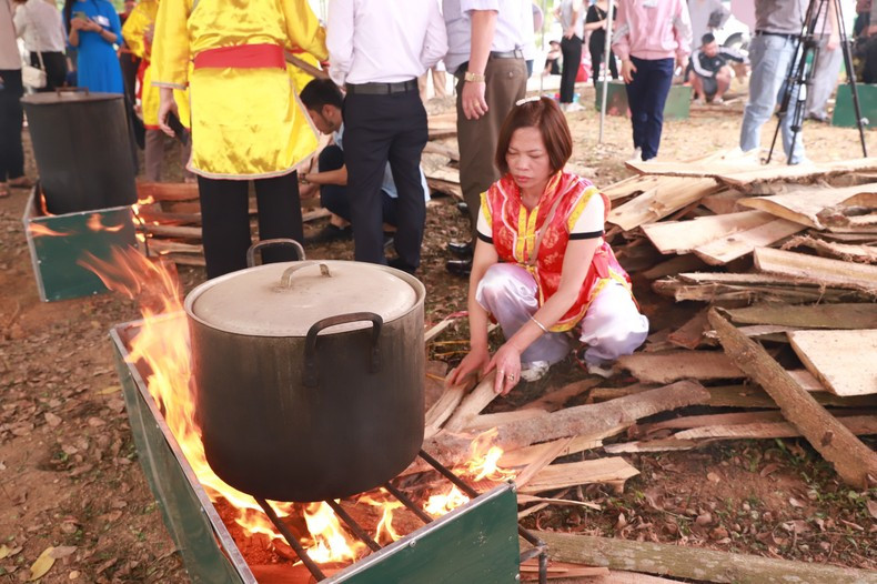 After the Chung cake is wrapped, the teams must boil it within 5 hours. Boiled cakes must meet aesthetic criteria such as: well-cooked, square cakes, delicious and attractive in taste.