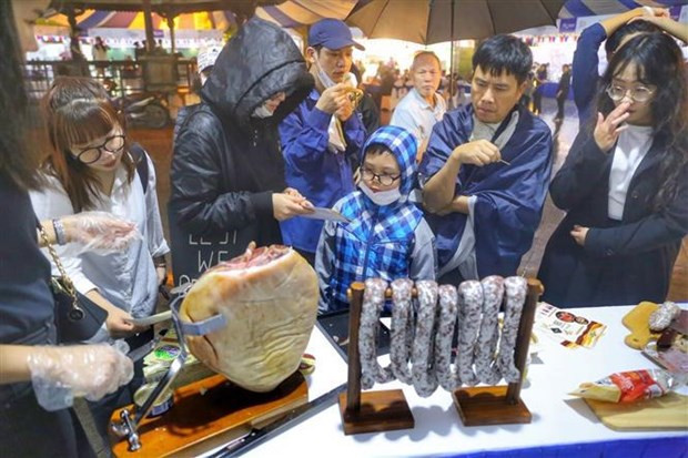 Visitors at a booth of France's food. (Photo: VNA)