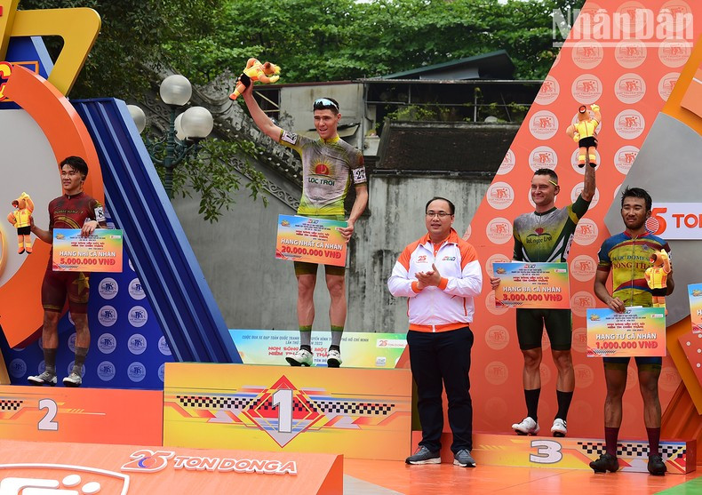 The organising board presented individual prizes, with 1st position going to Petr Rikunov (Loc Troi An Giang), 2nd position to athlete Pham Le Xuan Loc (Military Zone 7), and 3rd position to athlete Roman Maikin. (Gao Hat Ngoc Troi An Giang).