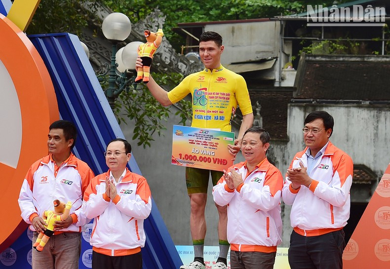 At the end of the first stage, the organising board awarded the yellow shirt to athlete Petr Rikunov (Loc Troi An Giang).
