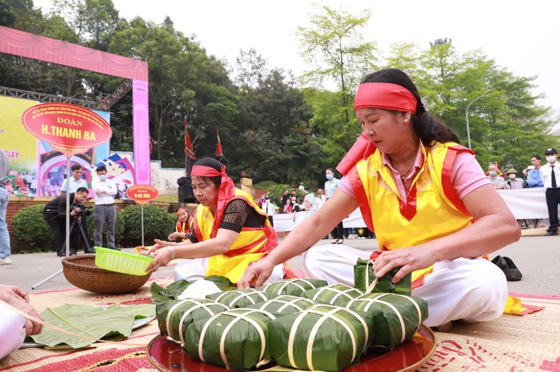 The contest had the participation of 13 teams from 13 districts, cities and towns in the