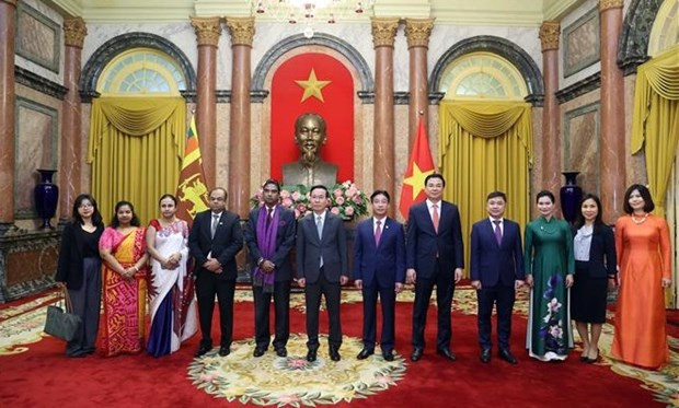 The Vietnamese and Sri Lankan officials pose for a photo. (Photo: VNA)