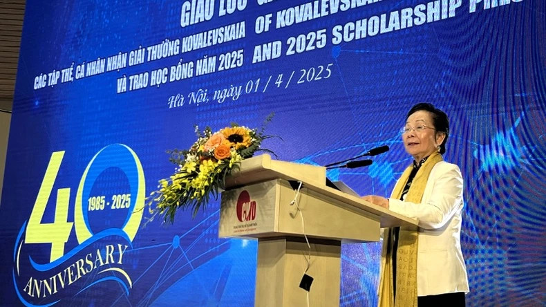 Chairwoman of the Kovalevskaia Award Committee in Vietnam Nguyen Thi Doan speaks at the event.