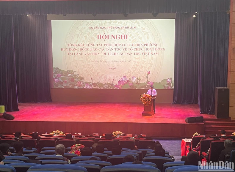 Deputy Director of the Department of Culture, Sports and Tourism of Dak Lak Province, Lai Duc Dai, presents a speech.