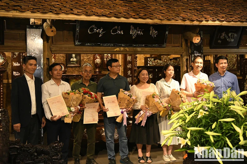 Hoan Kiem District People's Committee presents certificates to units participating in the series of activities. Hoan Kiem District People's Committee presents certificates to units participating in the series of activities.