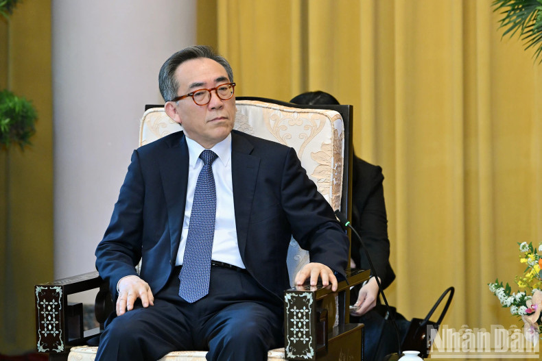 RoK Minister of Foreign Affairs Cho Tae-yul speaks at the reception.