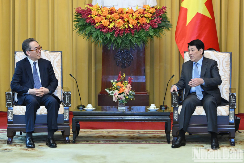 President Luong Cuong receives RoK Minister of Foreign Affairs Cho Tae-yul.
