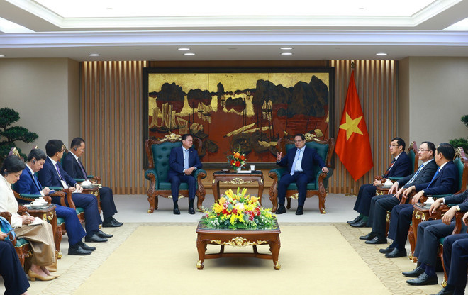 Prime Minister Pham Minh Chinh (R) receives Cambodian Deputy Prime Minister Neth Savoeun in Hanoi on April 16. (Photo: VNA) Prime Minister Pham Minh Chinh (R) receives Cambodian Deputy Prime Minister Neth Savoeun in Hanoi on April 16. (Photo: VNA)