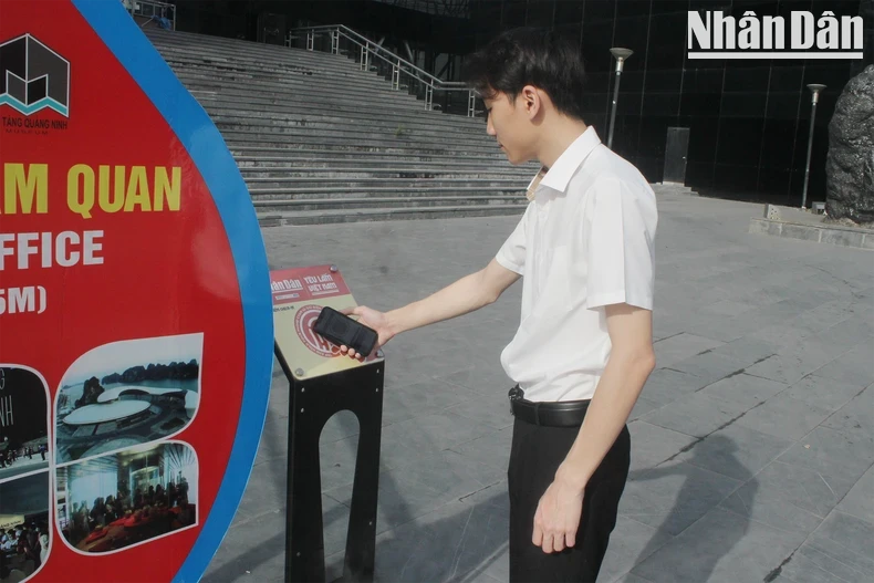Tourists access information about destinations on the NFC chip-integrated board at Quang Ninh Museum. (Photo: VU KHOI)