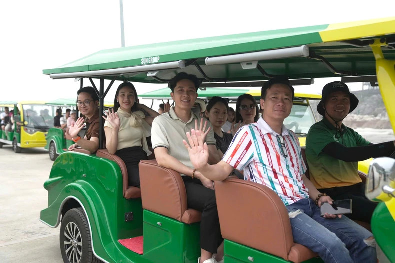 Electric buggies take visitors to travel within Green Island.
