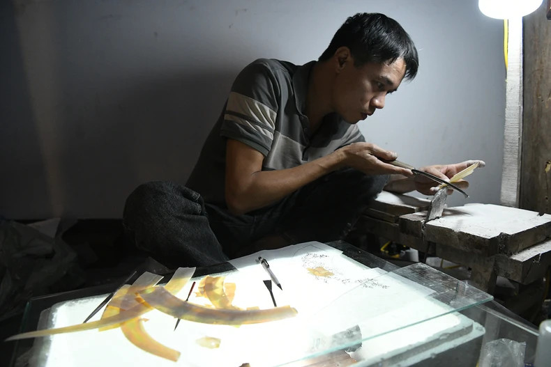 Under the talented hands of the craftsman, the mother-of-pearl and snail shells, after being cleaned, cut, polished, flattened, have become unique artistic materials. When attached to objects and paintings, they shine with sparkling beauty, contributing to the creation of sophisticated mother-of-pearl inlay works of high artistic and aesthetic value. Under the talented hands of the craftsman, the mother-of-pearl and snail shells, after being cleaned, cut, polished, flattened, have become unique artistic materials. When attached to objects and paintings, they shine with sparkling beauty, contributing to the creation of sophisticated mother-of-pearl inlay works of high artistic and aesthetic value.