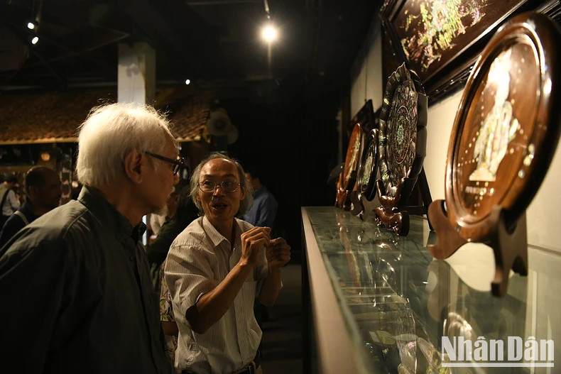 Photo 9: Artisan Nguyen Dac Luyen from Chuyen My mother-of-pearl inlay craft village, Thuong Tin, Hanoi, introduces typical handicraft products of Chuyen My craft village. Photo 9: Artisan Nguyen Dac Luyen from Chuyen My mother-of-pearl inlay craft village, Thuong Tin, Hanoi, introduces typical handicraft products of Chuyen My craft village.