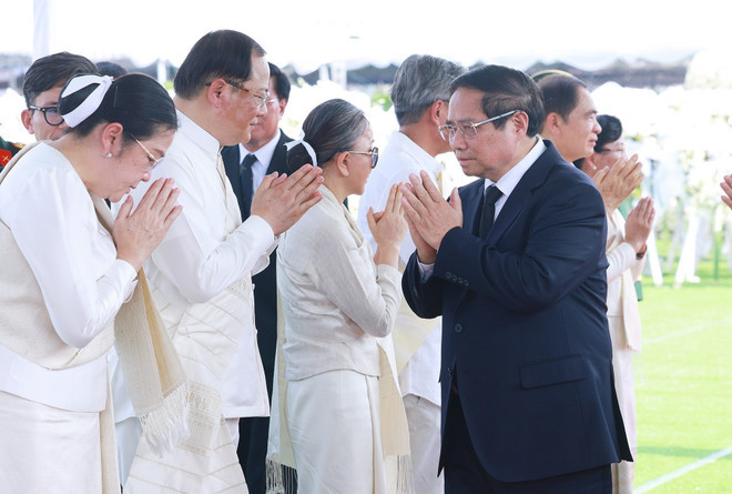 PM Pham Minh Chinh shares the sorrow with the bereaved. (Photo: VNA)