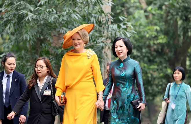 First Lady Nguyen Thi Minh Nguyet and Queen Mathilde tour the President Ho Chi Minh Memorial Site within the Presidential Palace on April 1. (Photo: VNA)