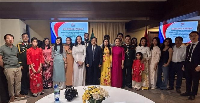 Officials from the embassy and overseas Vietnamese in Brazil pose for a photo at the gathering. (Photo: VNA)