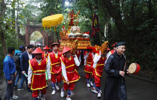 The incense offering team is on the way to the Thuong Temple. (Photo: VNA)