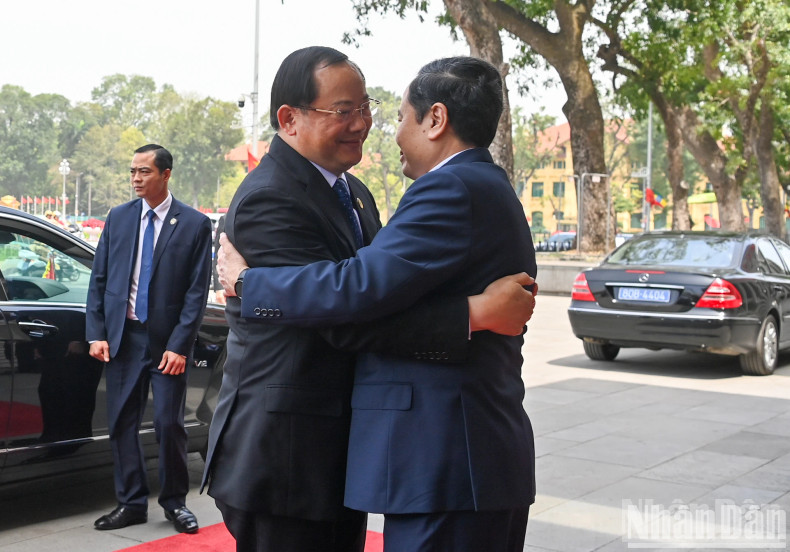 NA Chairman Tran Thanh Man welcomes Lao PM Sonexay Siphandone. NA Chairman Tran Thanh Man welcomes Lao PM Sonexay Siphandone.
