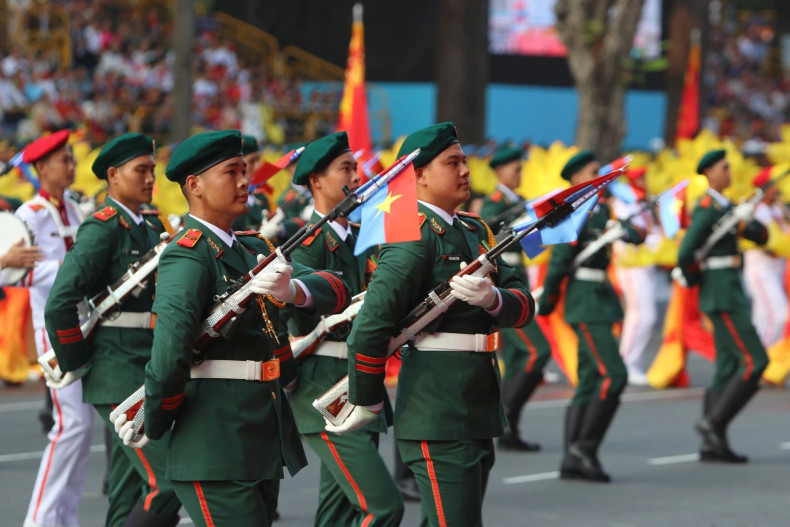 A formation display combining rifles and military music titled “The Country's Complete Joy”, performed by the Military Honor Guard, the Military University of Culture and Arts, and art troupes from Military Regions 1, 3, and 9. (Photo: VNA) A formation display combining rifles and military music titled “The Country's Complete Joy”, performed by the Military Honor Guard, the Military University of Culture and Arts, and art troupes from Military Regions 1, 3, and 9. (Photo: VNA)