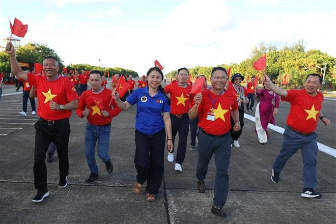 Overseas Vietnamese participate in the "Walking for beloved Truong Sa" programme. (Photo: VNA)