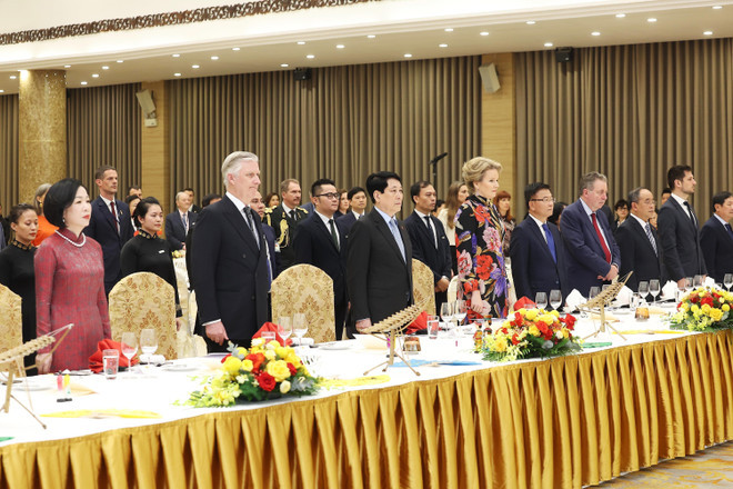 President Luong Cuong and his spouse, along with King Philippe and Queen Mathilde of Belgium, attend a state banquet. (Photo: VNA)