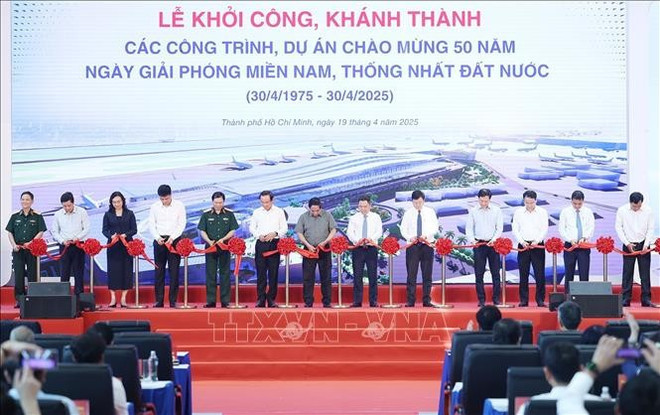 Prime Minister Pham Minh Chinh and delegates cut a ribbon to kick-start construction, innauguration of 80 key national projects at the ceremony. (Photo: VNA) Prime Minister Pham Minh Chinh and delegates cut a ribbon to kick-start construction, innauguration of 80 key national projects at the ceremony. (Photo: VNA)