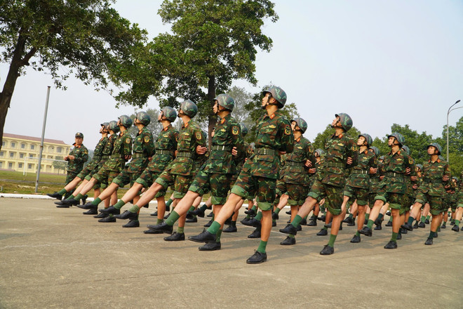 Soldiers from Army Officer Training School No. 1 are in intensive training. (Photo: VNA)